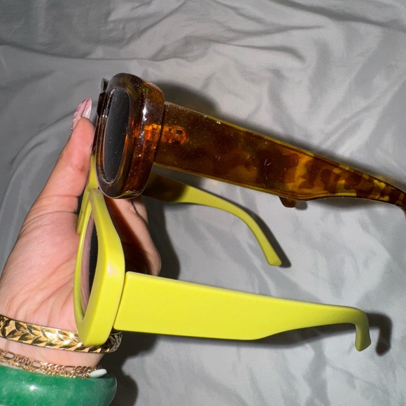 TWO SUNNIES - Picture 4 of 4